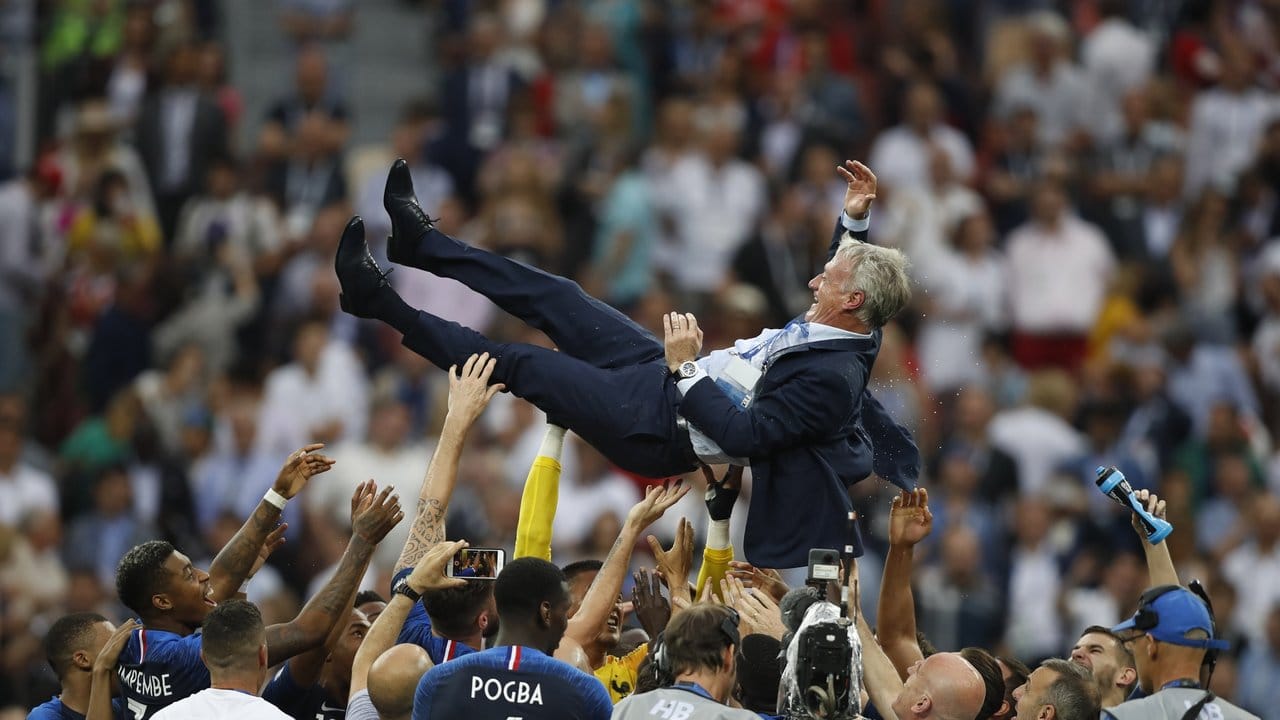 Trainer Didier Deschamps wird von seinen Spieler auf Händen getragen.