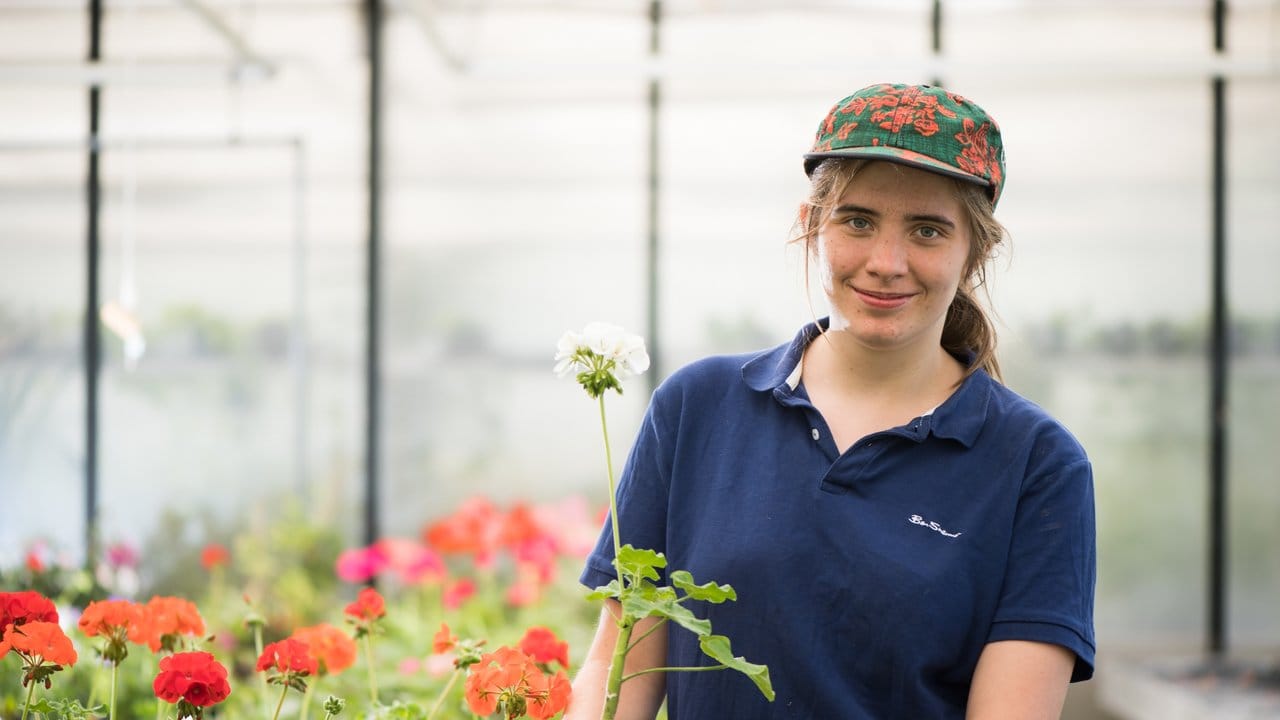 Rachel Ulrich, die ihre Ausbildung zur Gärtnerin vor kurzem abgeschlossen hat, kann sich vorstellen später auch eine Weile im Ausland zu arbeiten.
