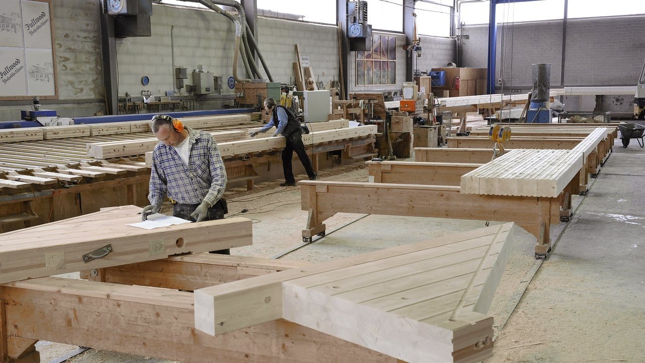 Holzhäuser werden oftmals im Werk vorgefertigt, und die Einzelteile dann am Bauplatz zusammengesetzt.