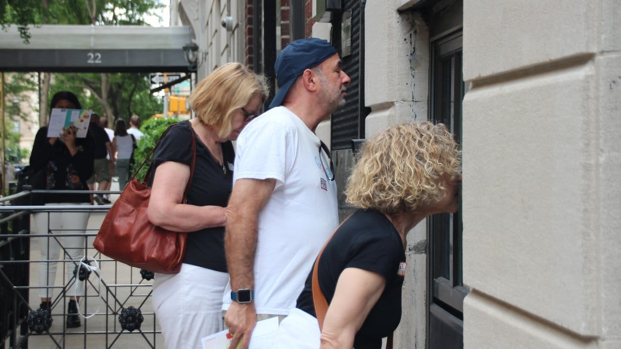 Teilnehmer einer "Riech-Tour" schnüffeln an einem Haus in New York.