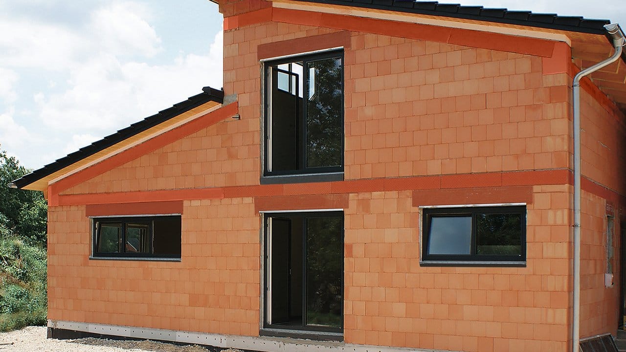 Viele Bauherren in Deutschland entscheiden sich für ein gemauertes Haus aus Ziegeln.