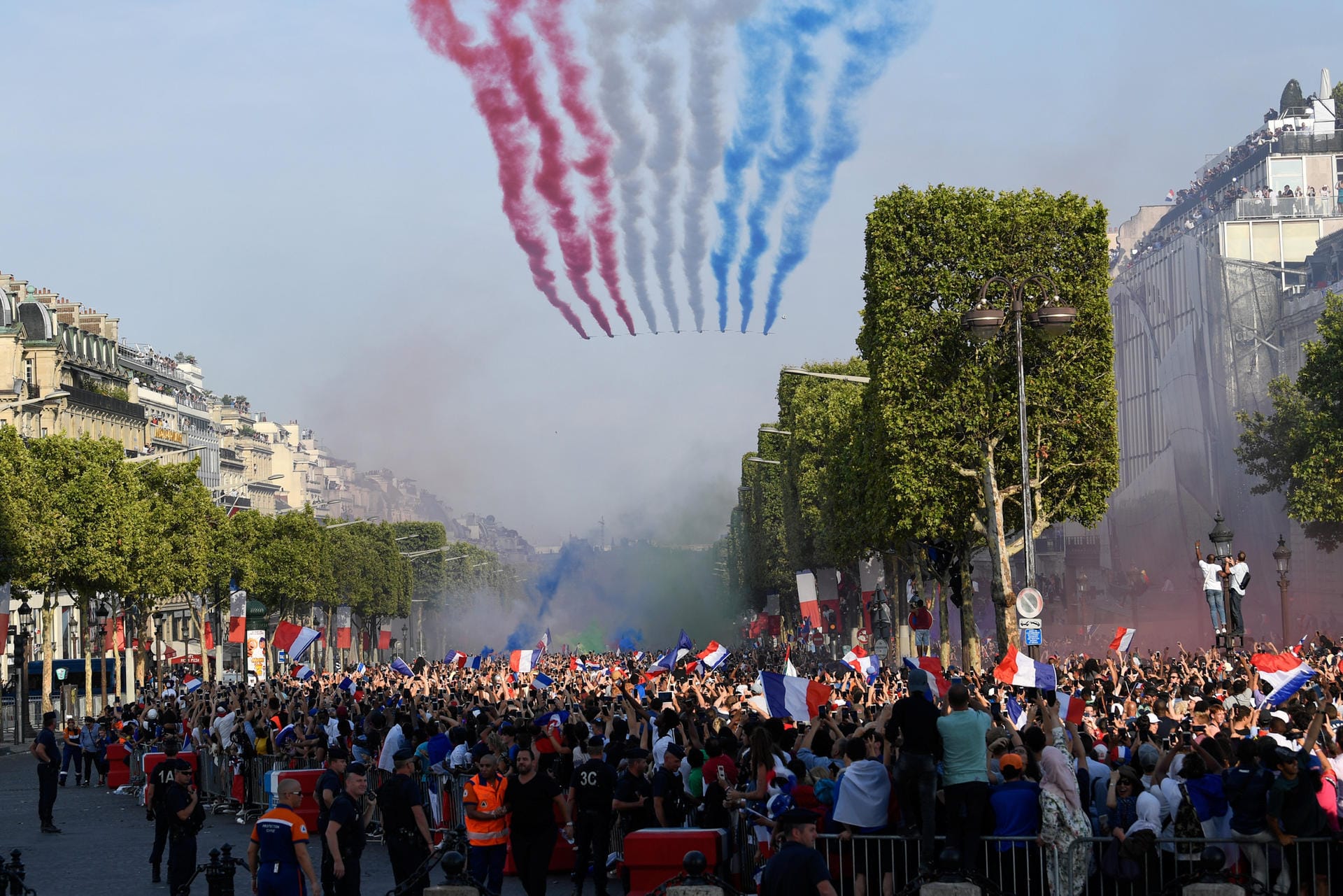 Eine Patrouille der französischen Luftwaffe zeichnet die Tricolore in den Himmel.