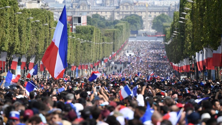 Hundertausende Fans säumen die Champs-Elysees in Paris.