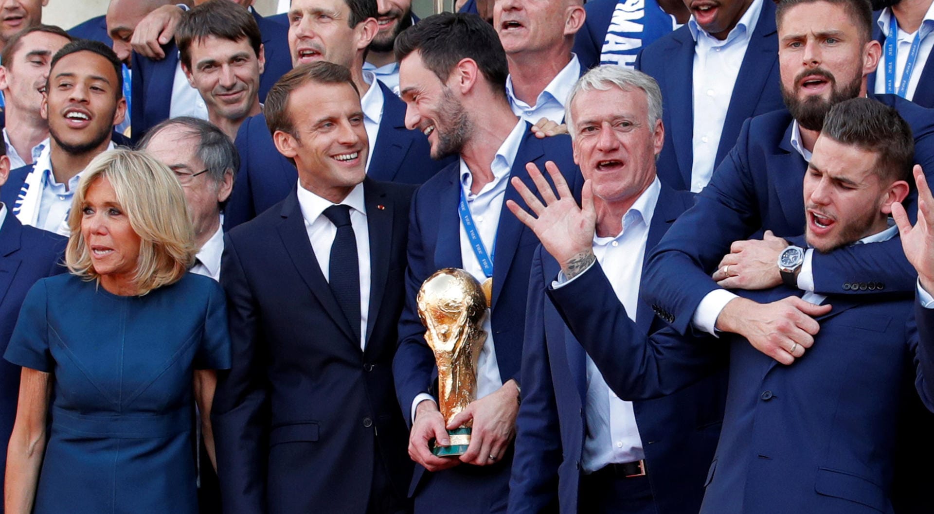 Staatspräsident Emmanuel Macron (zweiter von links) empfängt das Team um Torhüter und Kapitän Hugo Lloris (mit Pokal).