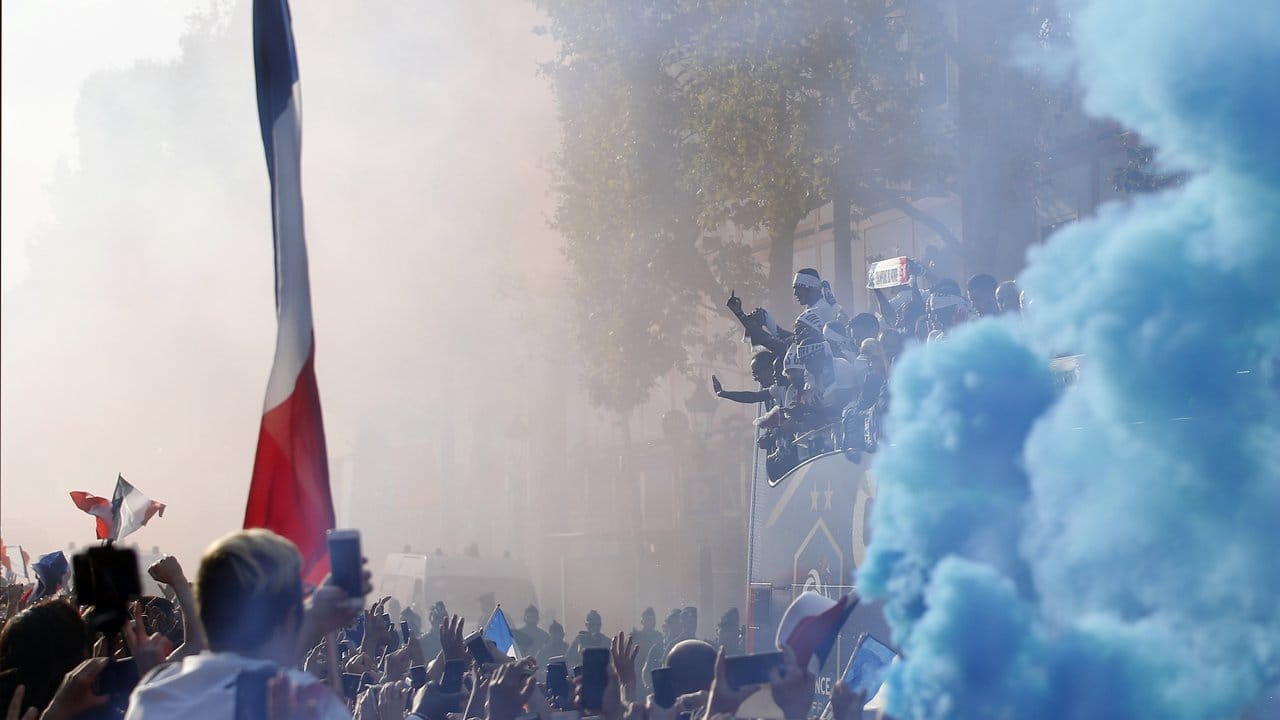 Hunderttausende feiern die Nationalmannschaft auf der Pariser Prachtstraße Champs-Élysées.