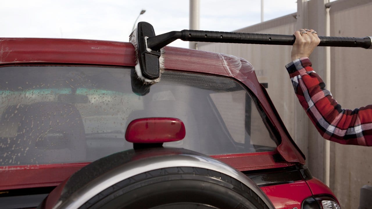 Vorsichtig und regelmäßig: Am besten reinigen Cabriofahrer ihr Verdeck aus Stoff mit der Hand.