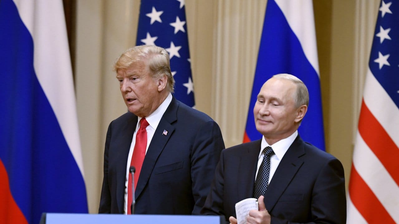 "Schritte in eine strahlendere Zukunft"? US-Präsident Donald Trump (l) und der russische Staatspräsident Wladimir Putin geben nach ihren Beratungen eine gemeinsame Pressekonferenz.