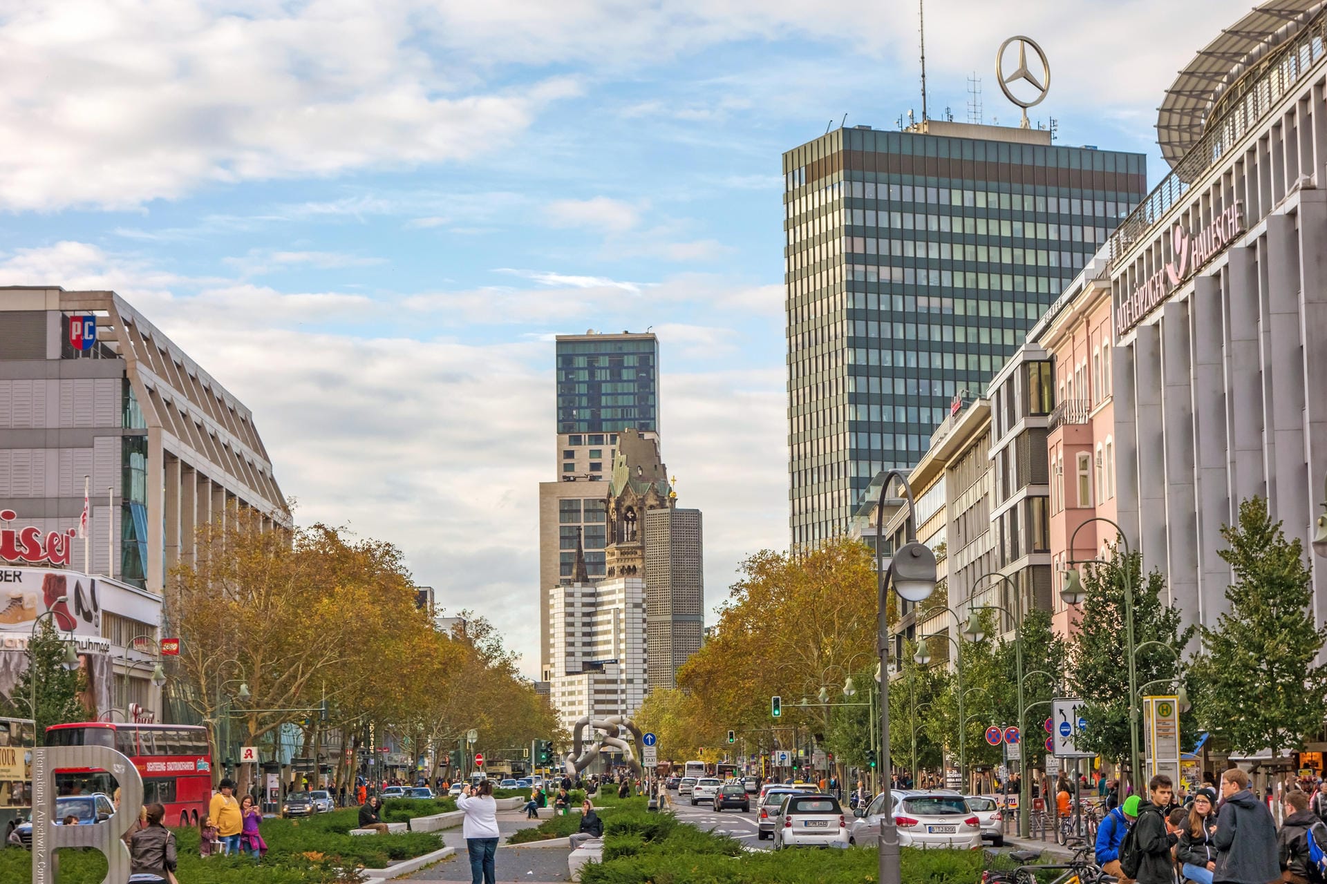 Shoppen in Berlin kann man zum Beispiel auf dem Ku'damm: Der Blick vom Wittenbergplatz zur Kaiser-Wilhelm-Gedächtnis-Kirche.