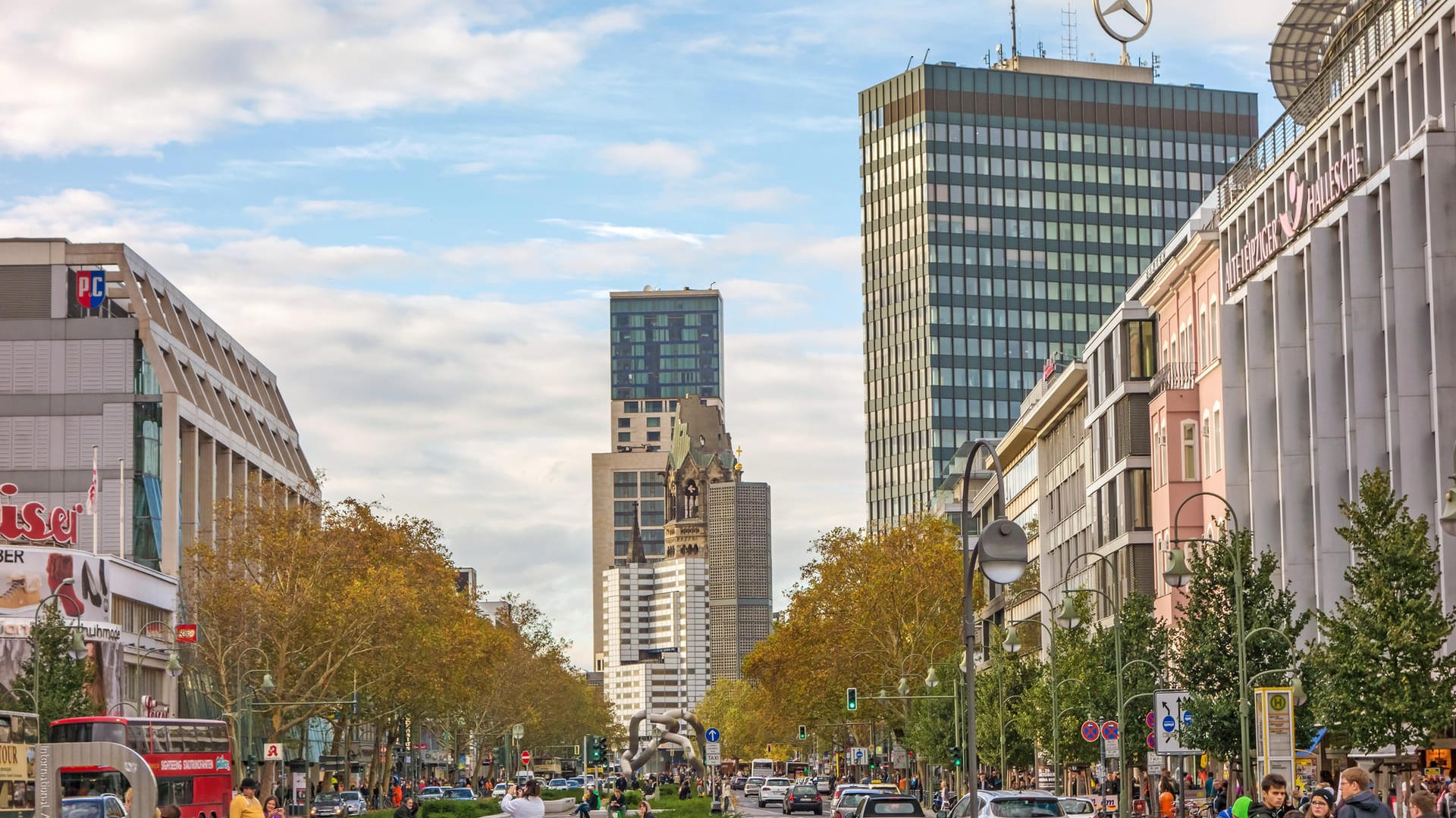 Shoppen in Berlin kann man zum Beispiel auf dem Ku'damm: Der Blick vom Wittenbergplatz zur Kaiser-Wilhelm-Gedächtnis-Kirche.