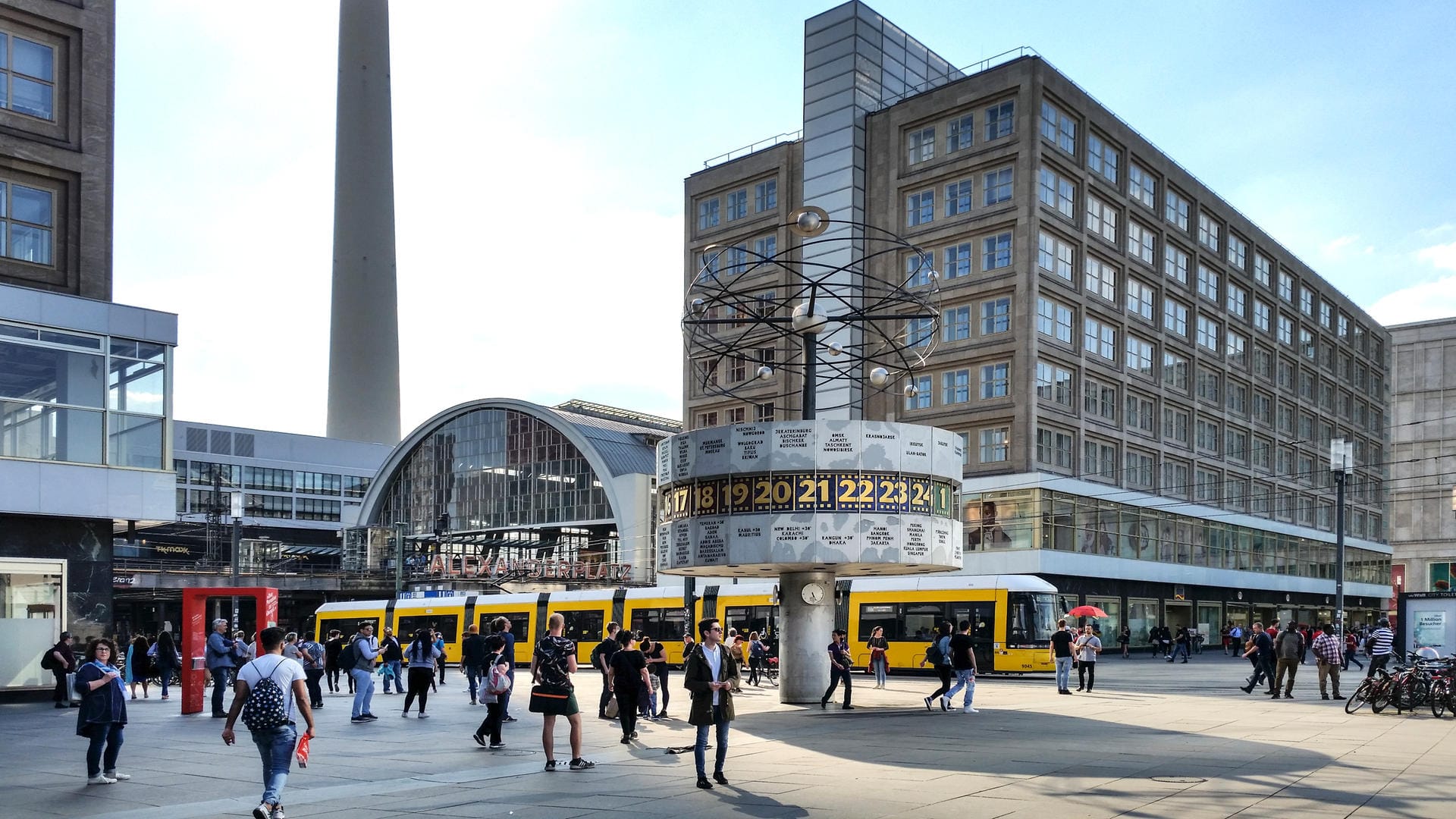 Auch am Berliner Alexanderplatz finden sich viele Shopping-Möglichkeiten.