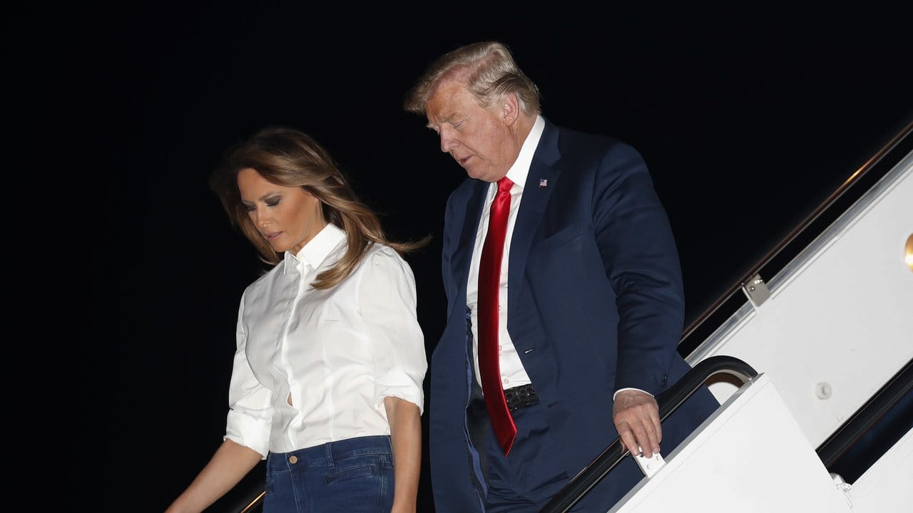 US-Präsident Donald Trump und seine Frau Melania steigen nach ihrer Ankunft auf der Andrew Air Force Base in Washington aus der Air Force One aus.