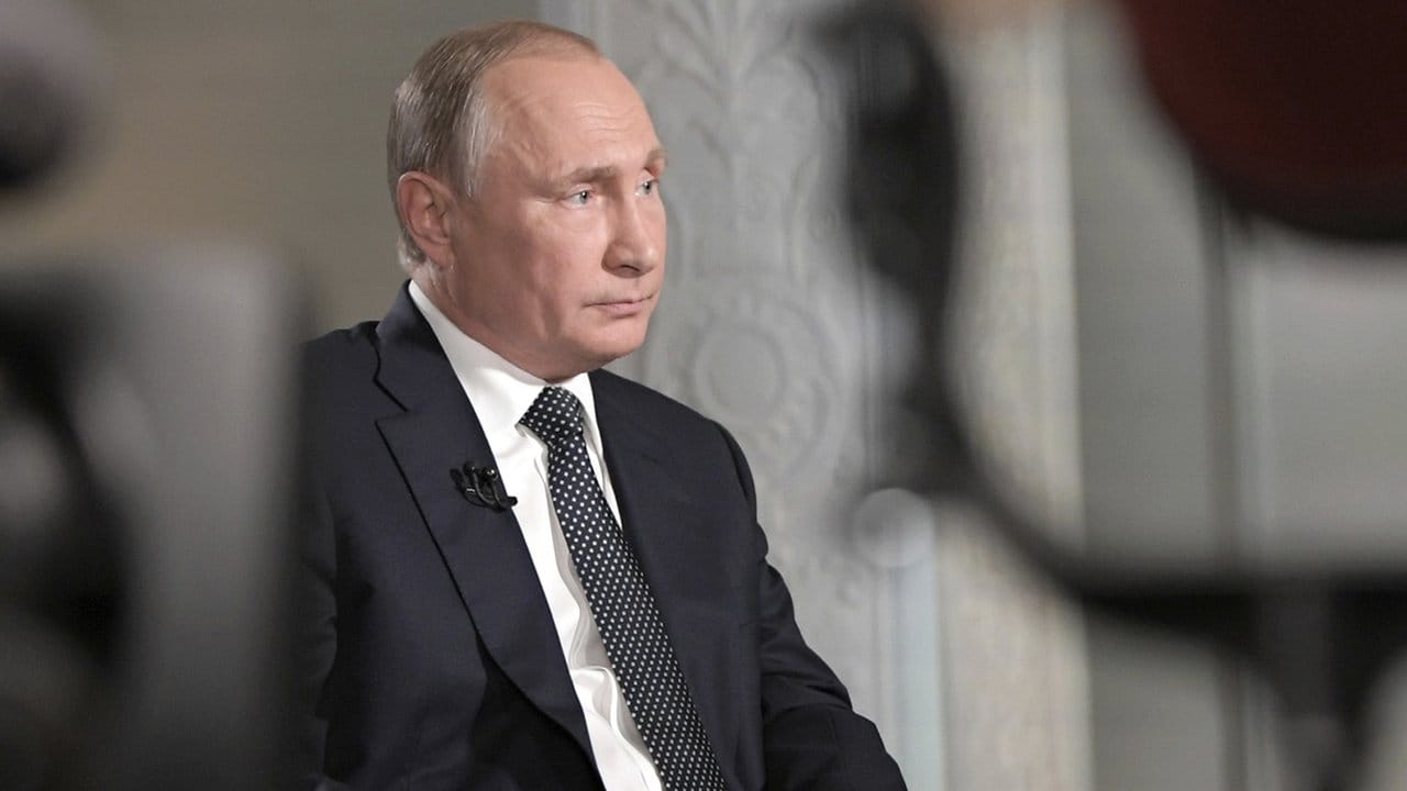 Der russische Präsident Wladimir Putin gibt nach dem Helsinki-Gipfel ein Interview.