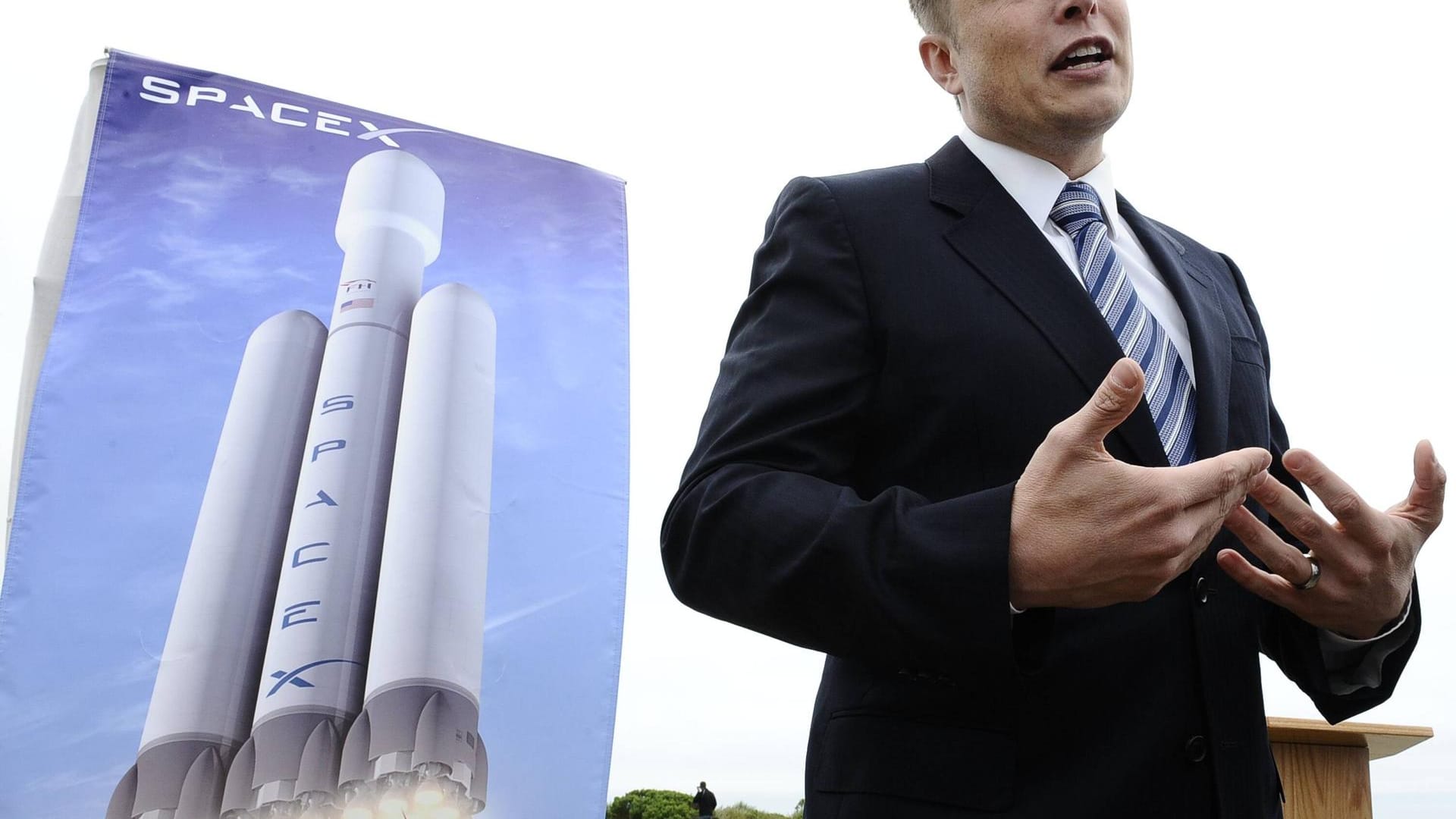 Der Südafrikaner bei einer Pressekonferenz von SpaceX: Das Unternehmen bietet Raumflüge an, die Satelliten in den Orbit bringen oder die Raumstation ISS versorgen.