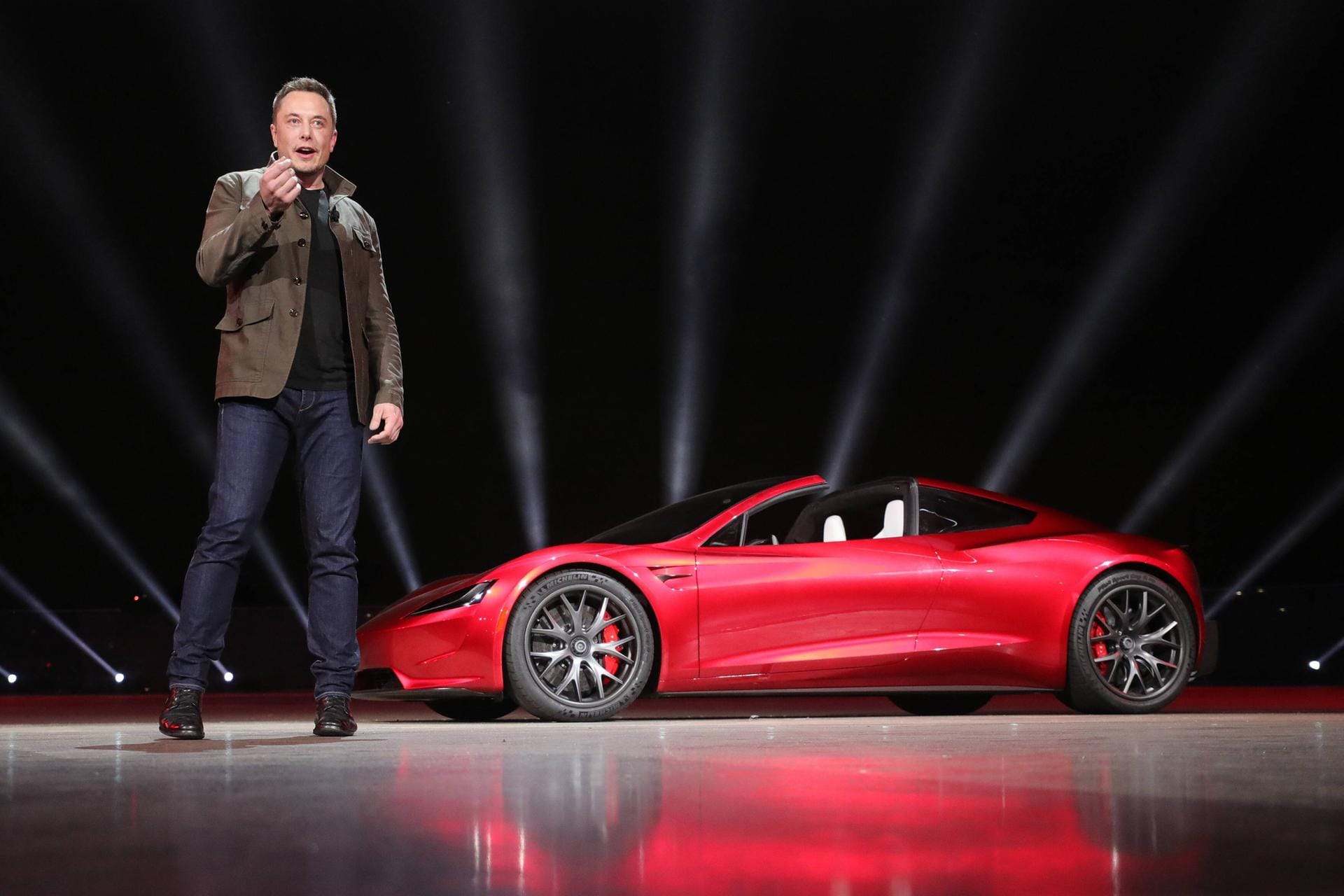 Elon Musk vor einem Tesla-Modell: Seit 2004 investiert Musk in den Elektro-Auto-Hersteller und ist als Tesla-Chef weltweit bekannt.