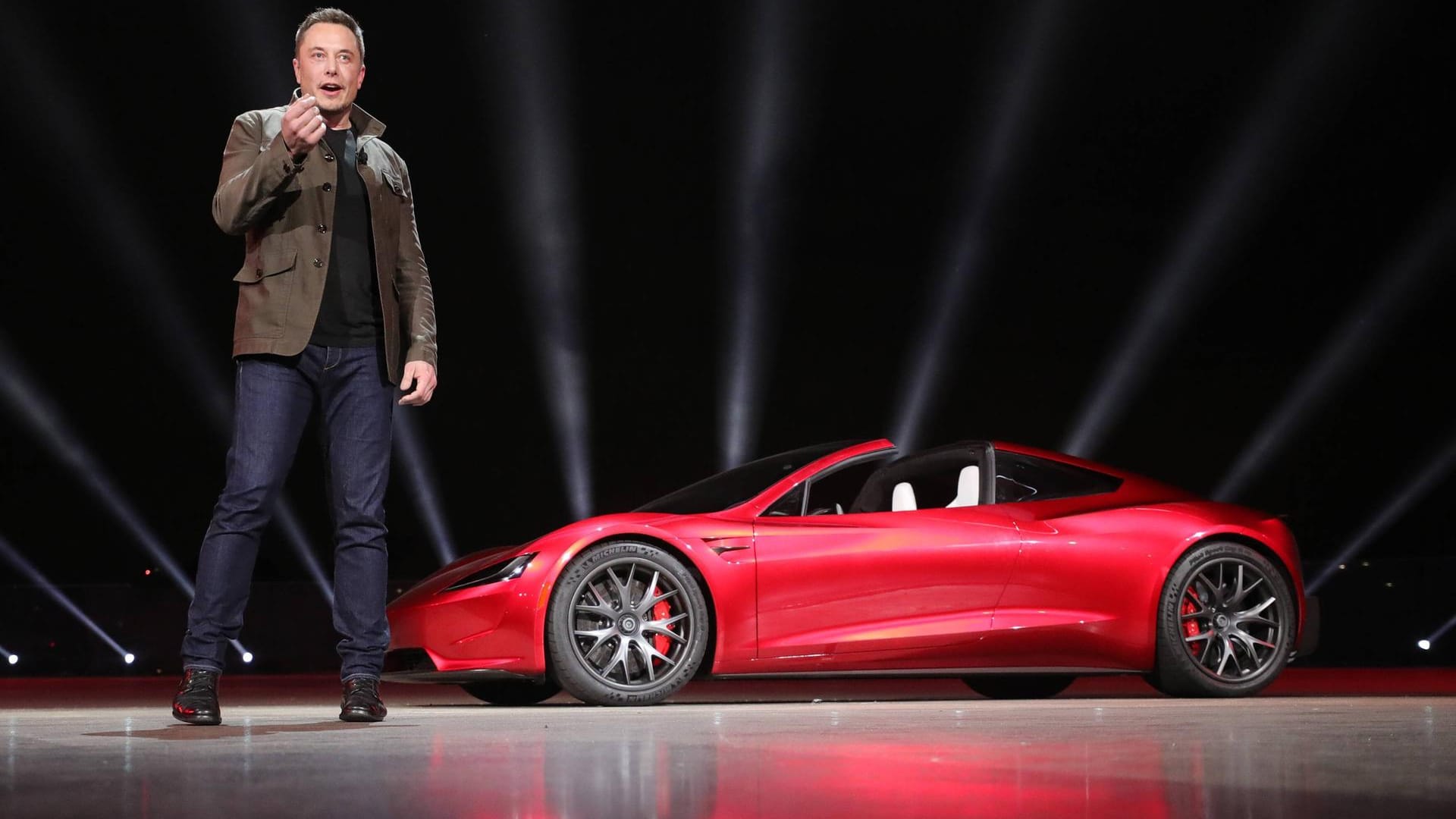 Elon Musk vor einem Tesla-Modell: Seit 2004 investiert Musk in den Elektro-Auto-Hersteller und ist als Tesla-Chef weltweit bekannt.