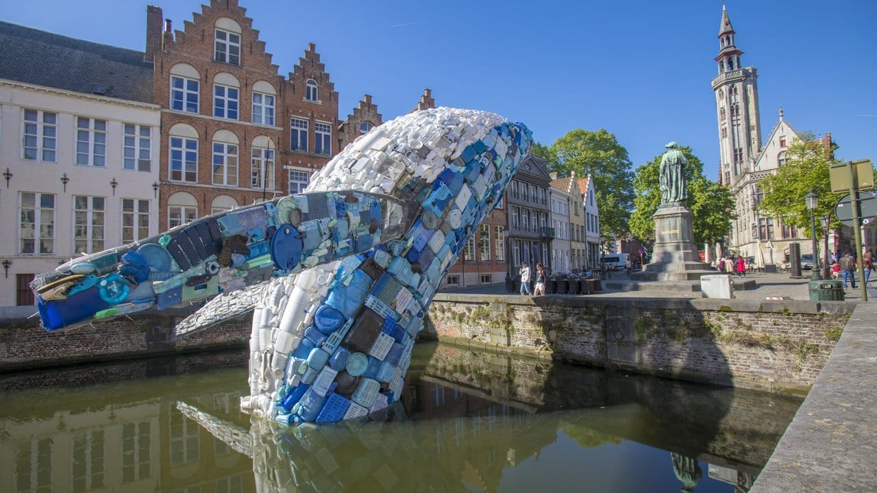 "Skycraper", das Modell eines Riesenwals aus Plastikmüll, bei der Triennale in Brügge.