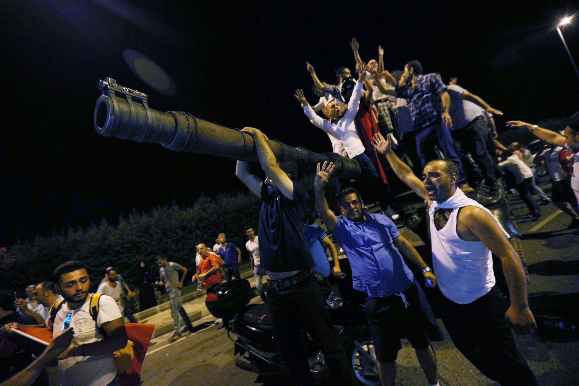 In der Nacht zum 16. Juli gab es von Teilen des türkischen Militärs einen Putschversuch, der den Staatspräsidenten Recep Tayyip Erdogan stürzen sollte. Der Versuch scheiterte und führte zu einem Ausnahmezustand im Land. 249 Menschen starben bei den Ausschreitungen.