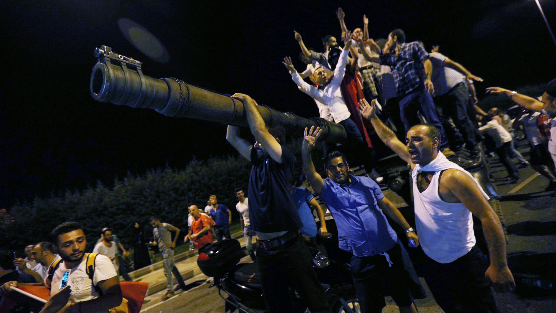 In der Nacht zum 16. Juli gab es von Teilen des türkischen Militärs einen Putschversuch, der den Staatspräsidenten Recep Tayyip Erdogan stürzen sollte. Der Versuch scheiterte und führte zu einem Ausnahmezustand im Land. 249 Menschen starben bei den Ausschreitungen.