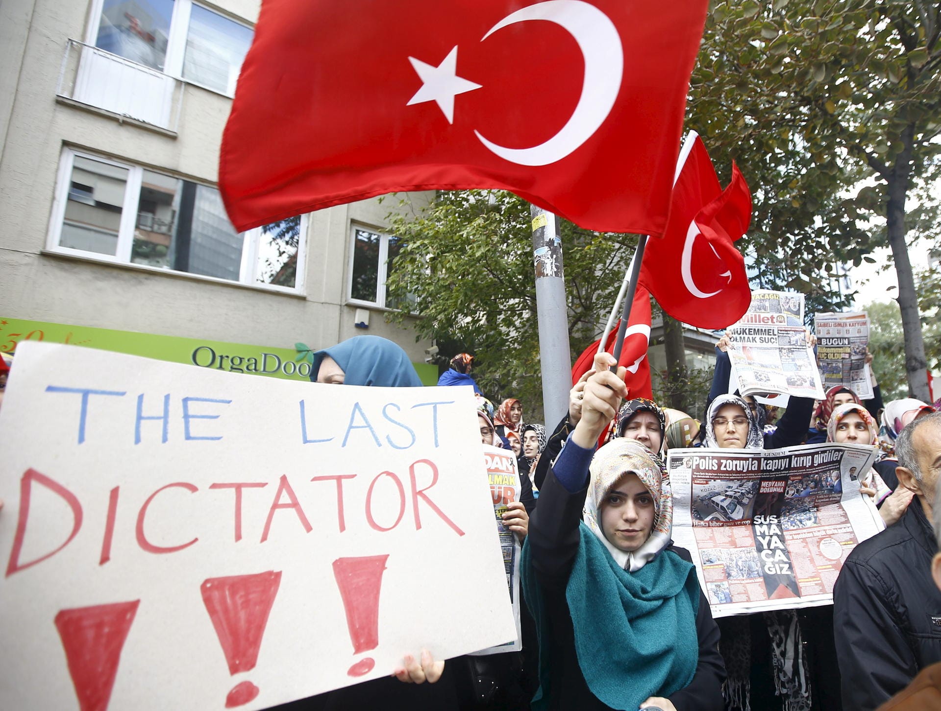 Für den Putschversuch beschuldigt die türkische Regierung vor allem die sogenannte Gülen-Bewegung. Dieser gehören viele Studenten, Lehrer und Journalisten an. Viele Anhänger wurden wegen der "Mitgliedschaft in einer terroristischen Organisation" festgenommen.