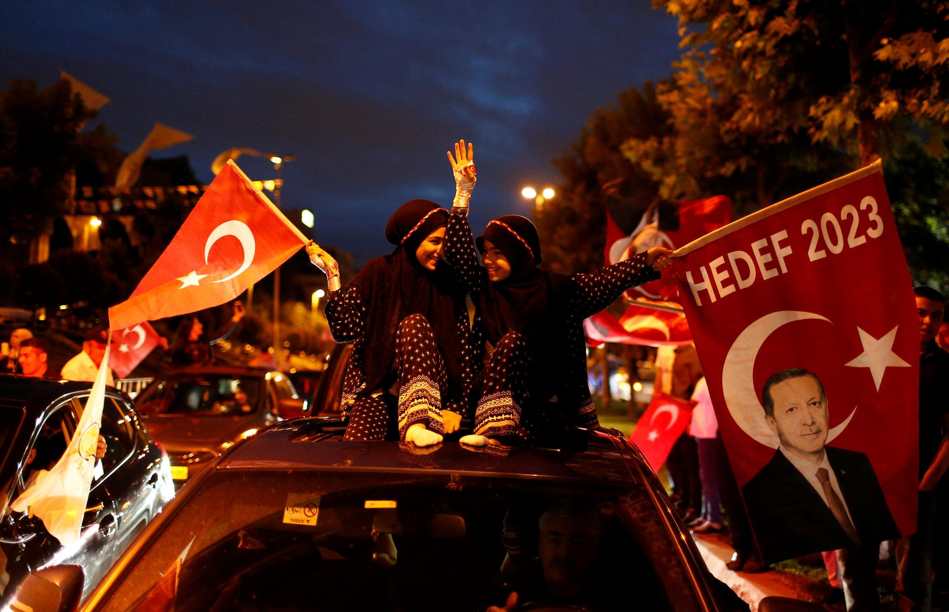 Offiziell läuft der Ausnahmezustand in der Türkei aus, doch große Veränderungen sind nicht in Sicht. Erdogan wurde im vergangenen Juni wiedergewählt und wird von seinen Unterstützern als Held gefeiert.