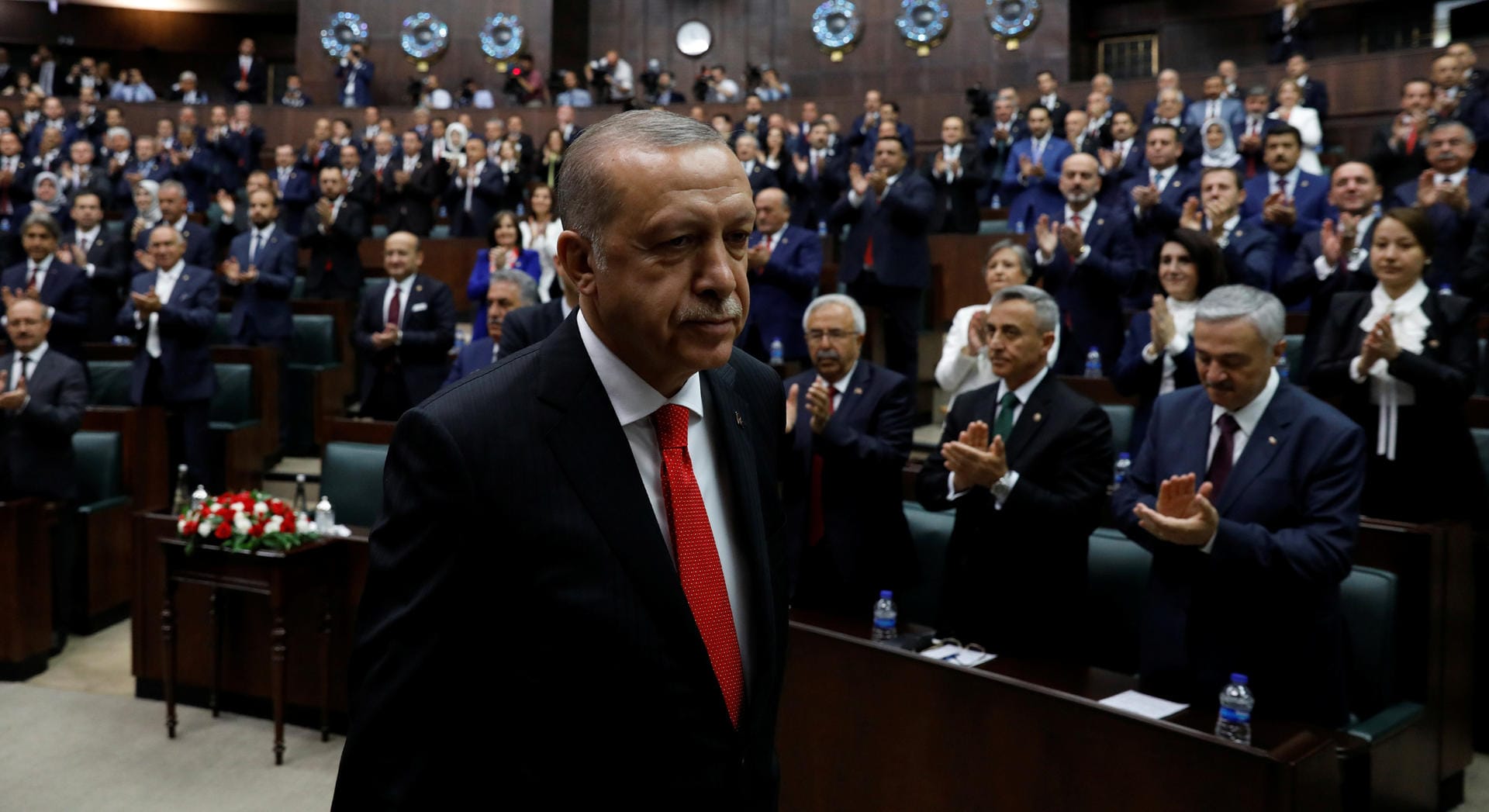 Während des Ausnahmezustands konnte Erdogan per Dekret regieren. Kurz bevor dieser aufgehoben wurde, entließ er 18.632 Staatsbedienstete. Insgesamt verloren in den zwei Jahren 112.697 Bedienstete ihre Stelle. Neben Soldaten wurden auch Ministerialbeamte, Lehrer und Professoren entlassen.