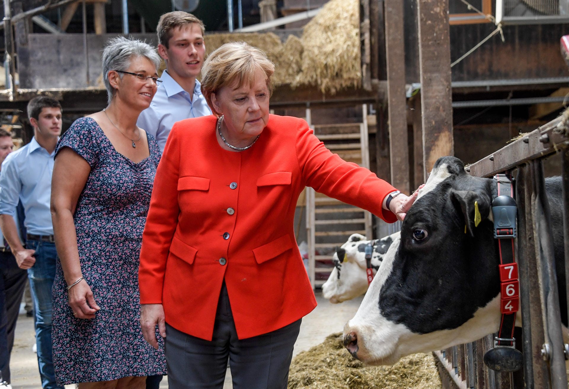Rundgang im Betrieb mit Landwirtin Ursula Trede und den Söhnen Torben und Steffen: Die Milchbäuerin hatte mit Merkel in der ARD-"Wahlarena" über niedrige Milchpreise diskutiert und sie zu einem Besuch in ihrem Betrieb eingeladen.