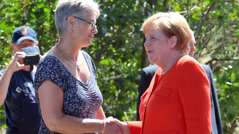 Merkel wird von der Gastgeberin begrüßt: Etwa eineinhalb Stunden verbrachte sie bei der Milchbäuerin Ursula Trede.