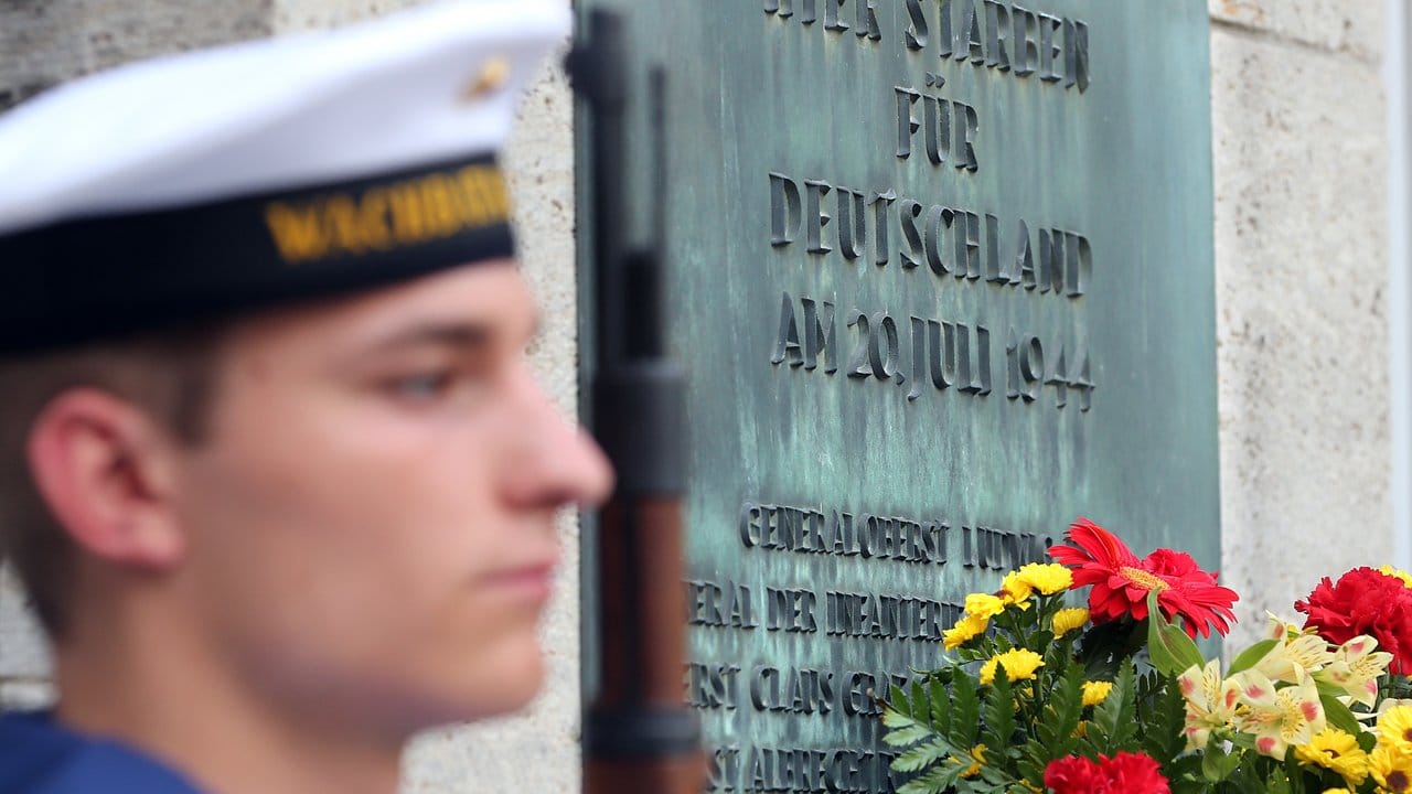 Ein Soldat des Wachbataillons steht im Bendlerblock in Berlin neben einer Gedenktafel für die erschossenen Widerstandskämpfer des Hitler-Attentats vom 20.