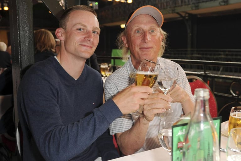 Juni 2016: Der Komiker mit seinem Sohn Benjamin Karl Otto Gregory in Hamburg. Der heute 31-Jährige ist nicht in die Fußstapfen seines berühmten Vater getreten. Anstatt sich musikalisch zu betätigen, interessiert er sich eher für Golf und Tennis.