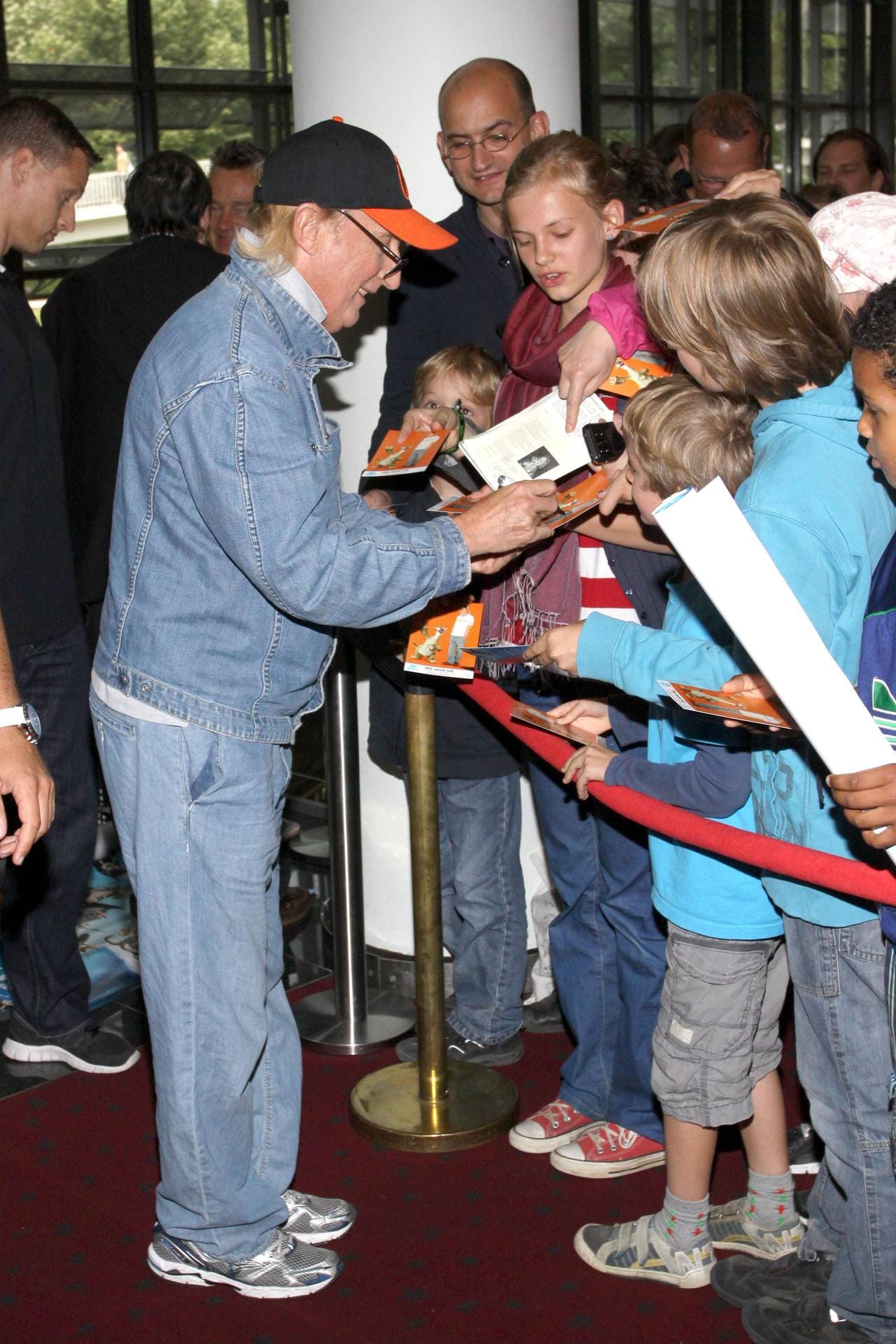 Juli 2012: Bei einer Kino-Premiere waren seine größten Fans die Kleinsten. Hier wollte keiner ohne ein Autogramm nach Hause gehen.
