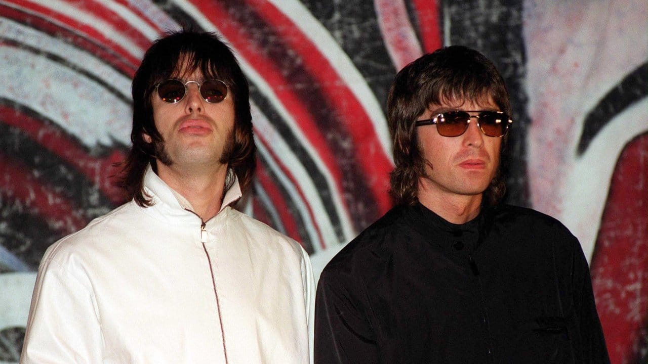 Die Brüder Liam (l) und Noel Gallagher 1999 in London.