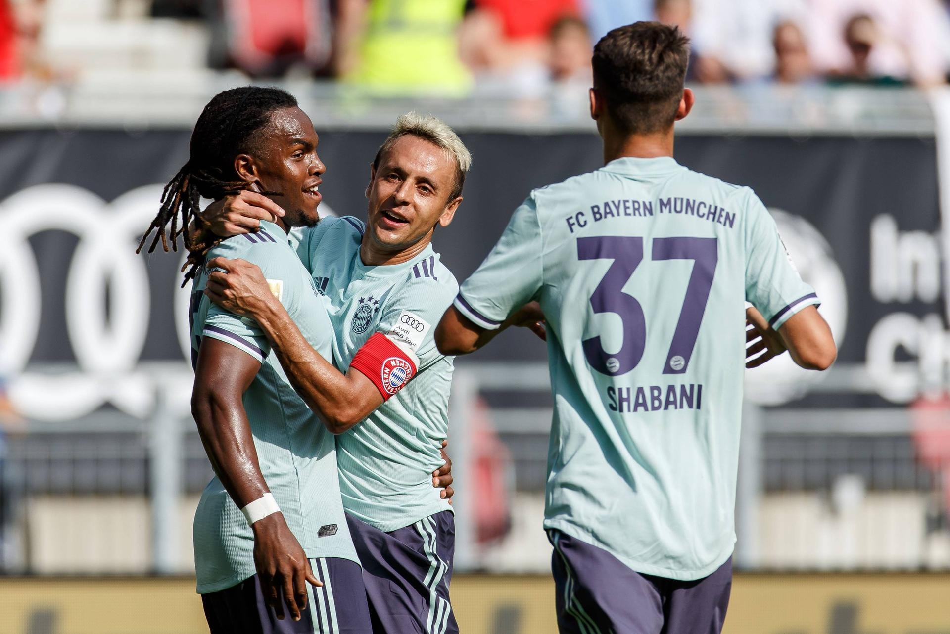 Renato Sanches (l.) ist nach seiner Leihe wieder da – und freut sich hier mit Rafinha und Shabani über seinen Treffer beim International Champions Cup gegen Paris St. Germain.