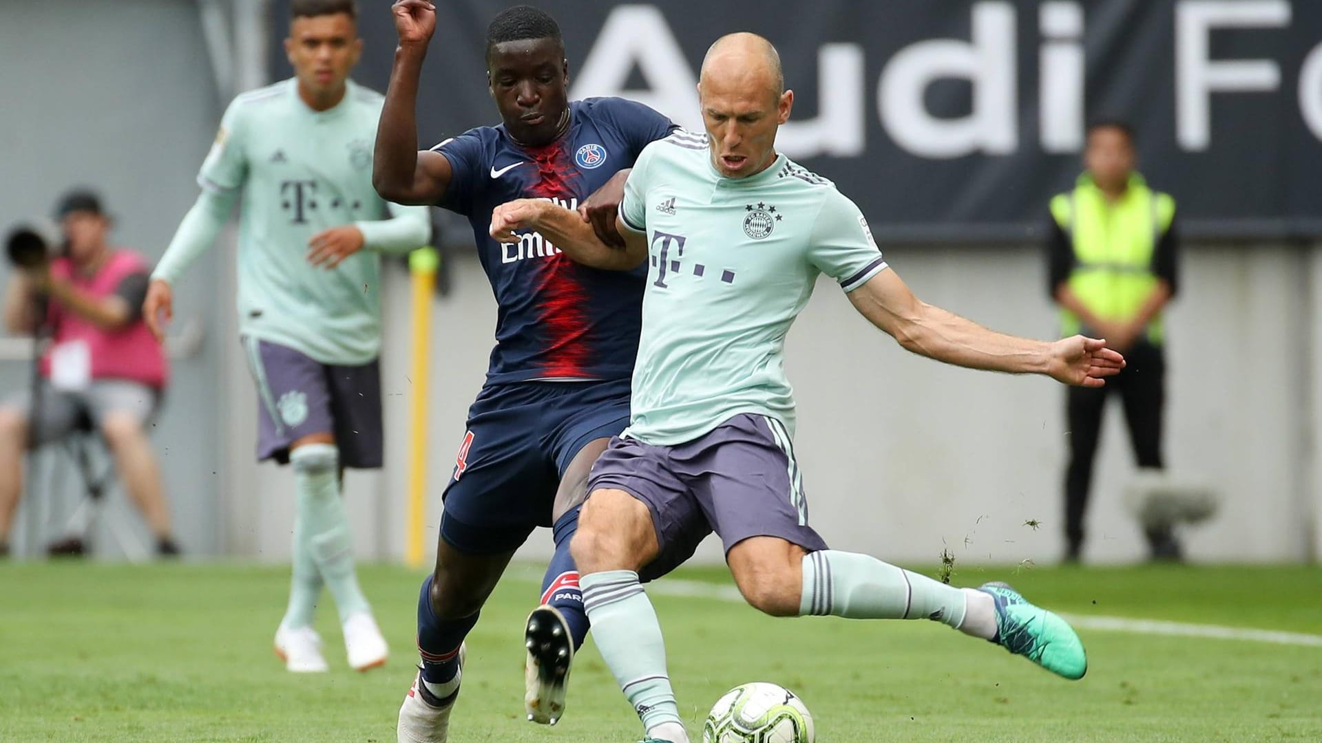 Bayerns Arjen Robben beim International Champions Cup im Duell mit Stanley Nsoki von Paris.