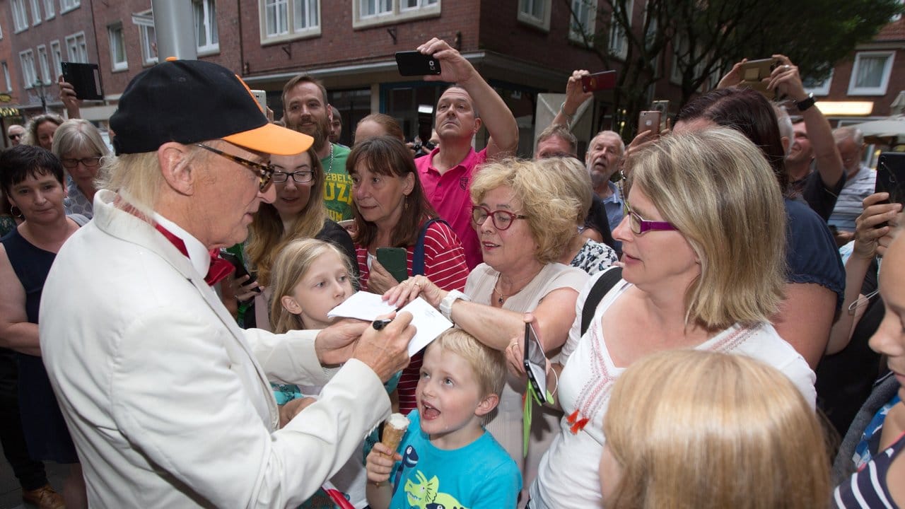 Otto Waalkes gibt den Fans, die mit ihm seinen 70. Otto Waalkes gibt den Fans, die mit ihm seinen 70.