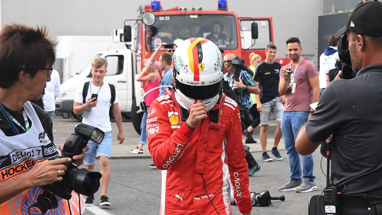 Sebastian Vettel kam mit seinem Ferrari von der regennassen Strecke ab.