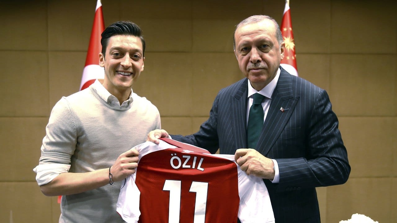 Mesut Özil posiert mit dem türkischen Präsidenten Erdogan im Mai für ein Foto.