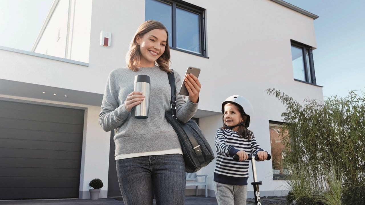 Schon zur Tür raus, aber unsicher? Mit Smart-Home-Lösungen lassen sich Steckdosen und Hausgeräte auch übers Smartphone überprüfen und ausschalten.