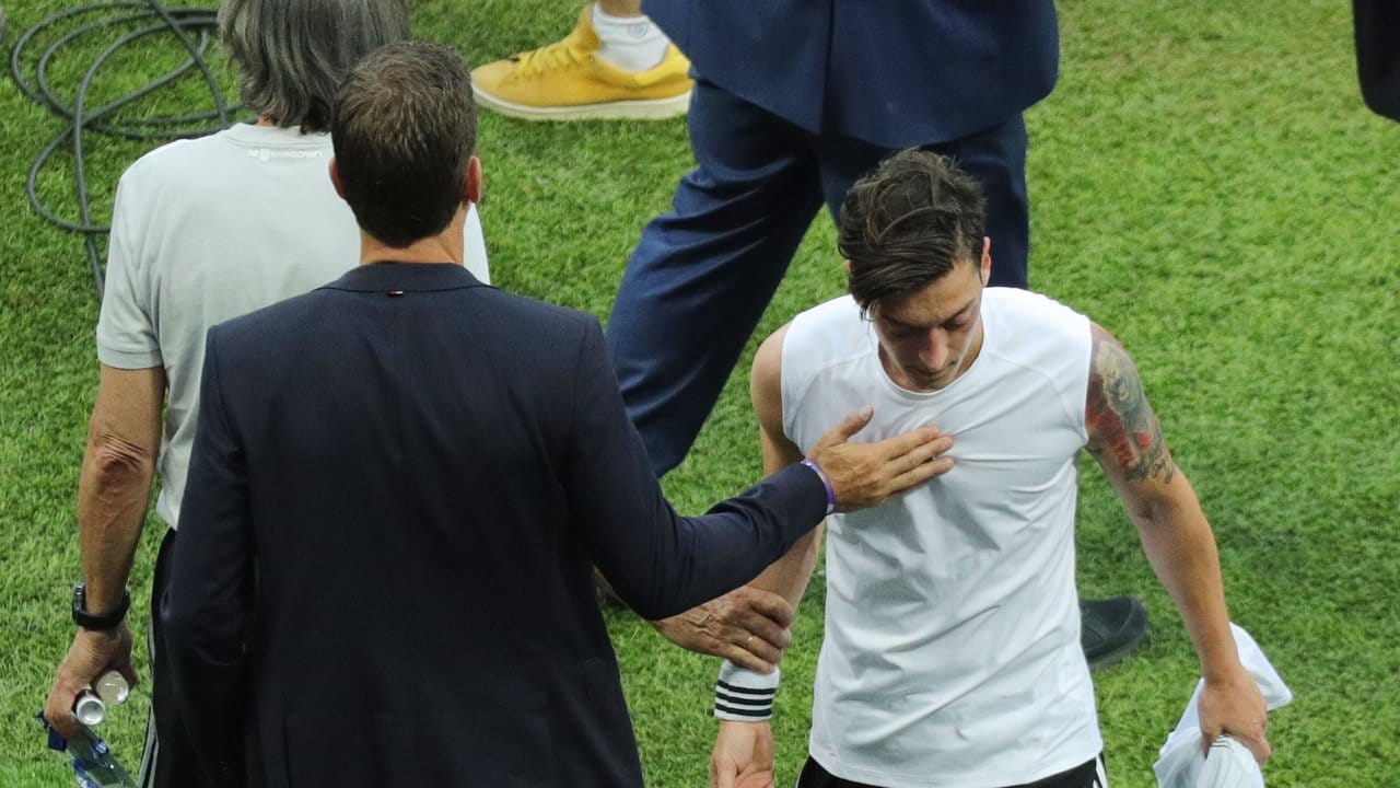 DFB-Teammanager Oliver Bierhoff (l) tröstet Mesut Özil nach der WM-Niederlage gegen Mexiko.