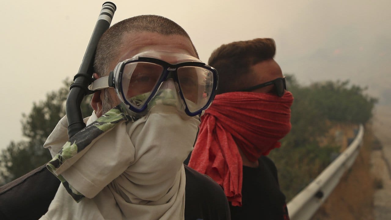 Tücher und Schnorchel als Schutz vor dem beißenden Qualm im griechischen Kinetta.
