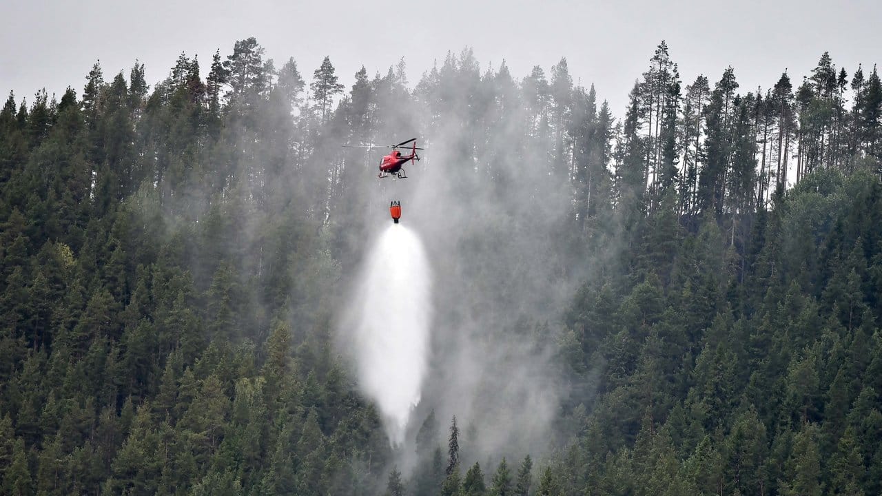 Ein Hubschrauber bekämpft einen von zahlreichen Waldbränden in Schweden.