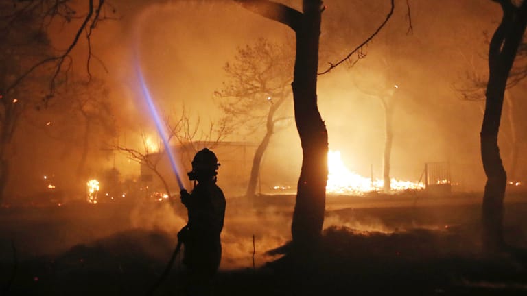 Verheerende Waldbrände haben bei Athen vielen Menschen das Leben gekostet. Hier versucht eine Einheit der Feuerwehr in Mati östlich von Athen einen Brand zu retten. eines Waldbrandes.