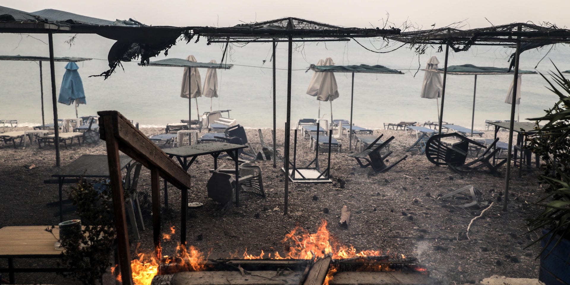 Doch selbst am Strand war man in Kineta nicht überall vor den Flammen sicher.