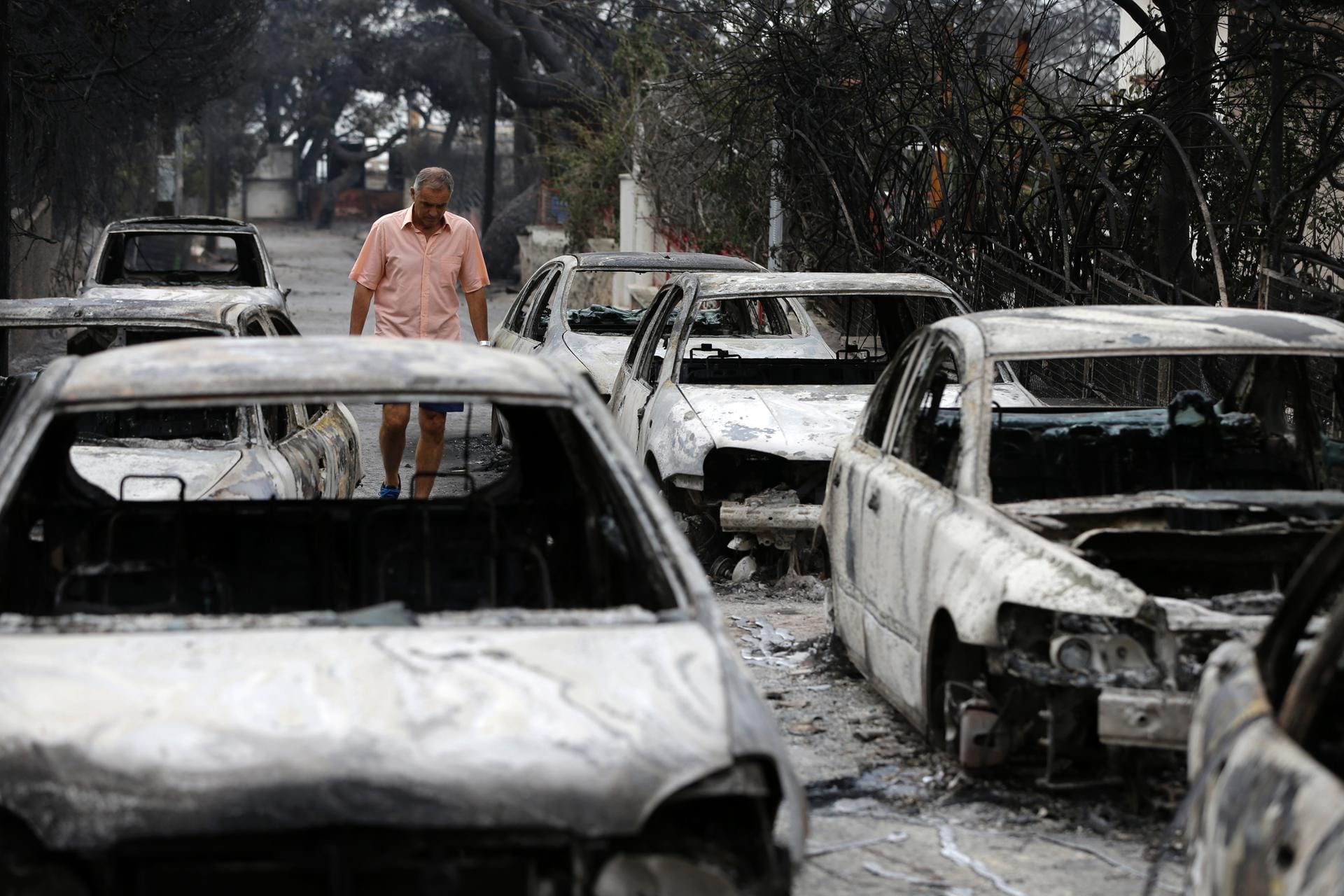 Das Feuer verbrannte reihenweise Autos wie hier in Mati.