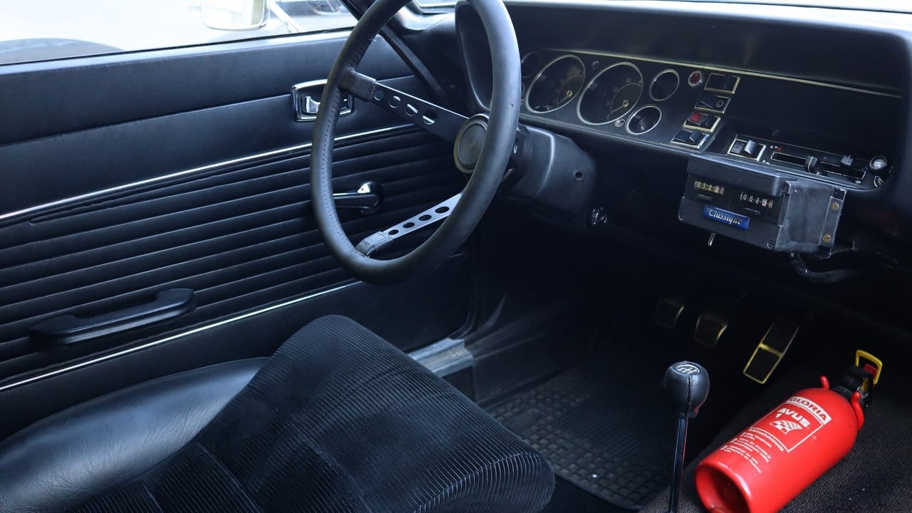 Rasant-reduzierte Atmosphäre und tief geschüsseltes Lenkrad im Ford Carpri RS 2600.