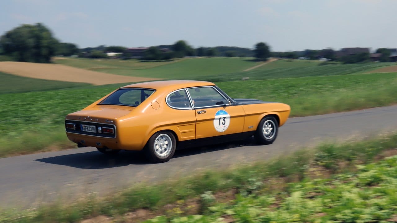 Mit extrem sportlichen Capri-Modellen wie dem RS 2600 markierten Ford-Fahrer ihr Terrain auf der linken Spur und auf kurvigen Landstraßen.