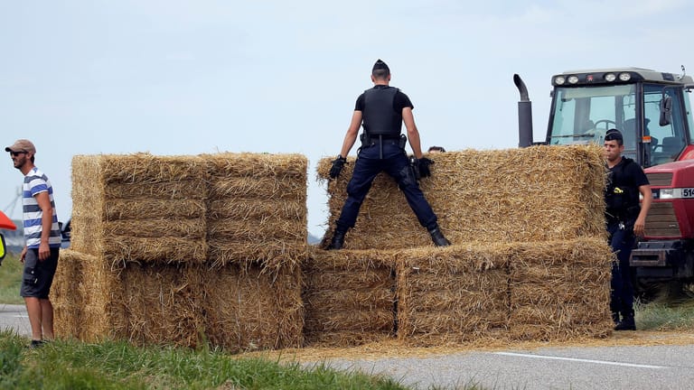 Die Blockade: Landwirte aus der Region hatten Heuballen auf dem Kurs der 16. Etappe der Tour de France gestapelt.