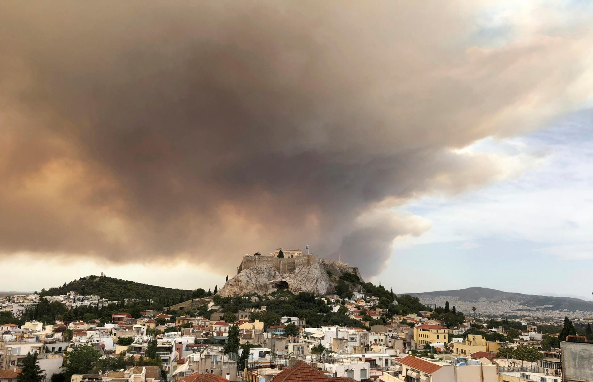 Rauchwolken hinter der Akropolis in Athen: Der Waldbrand ist 40 Kilometer östlich von Athen außer Kontrolle geraten.