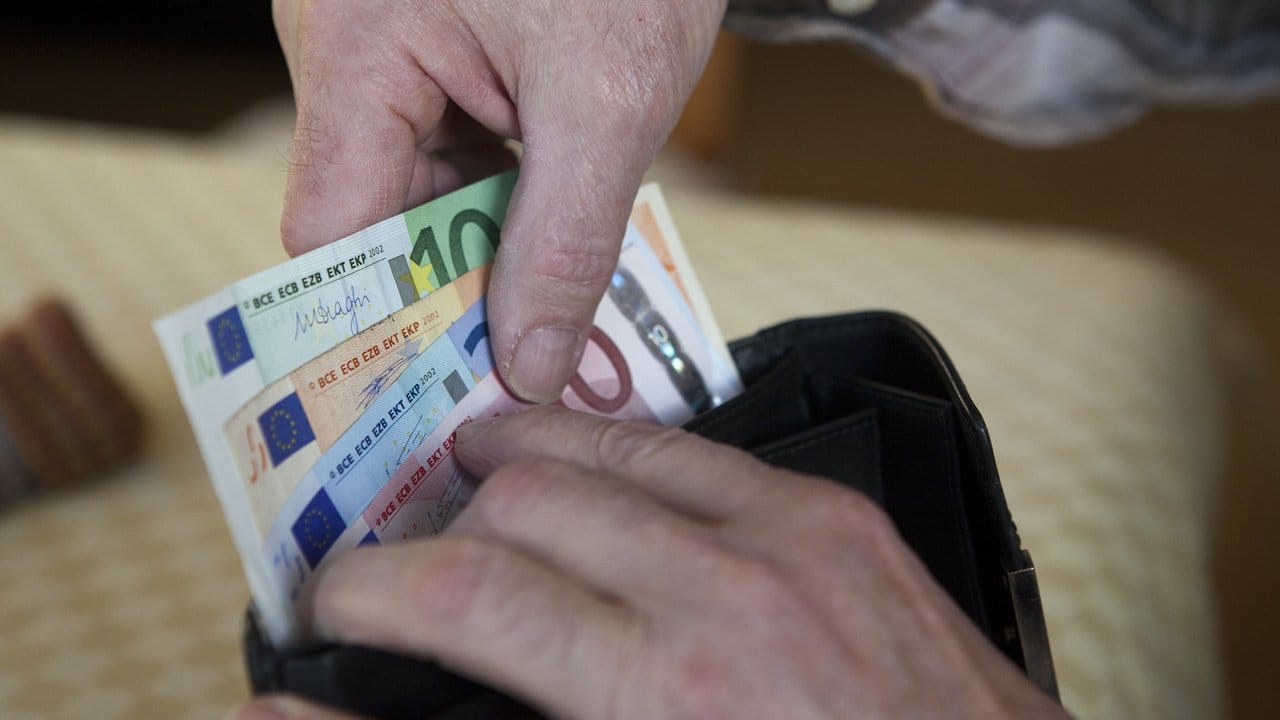 Wer sich im Alter ein Zusatzeinkommen sichern will und eine größere Summe zur Verfügung hat, kann das entweder mit einer Leibrente oder einem Auszahlplan tun. Wer sich im Alter ein Zusatzeinkommen sichern will und eine größere Summe zur Verfügung hat, kann das entweder mit einer Leibrente oder einem Auszahlplan tun.