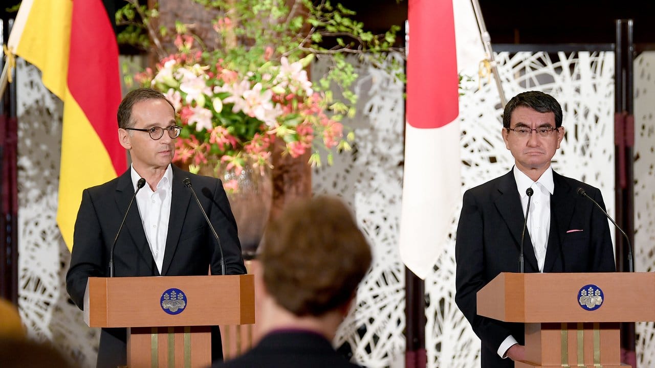 Heiko Maas und sein japanischer Amtskollege Tarō Kōno geben eine Erklärung bei einem Pressetermin ab.
