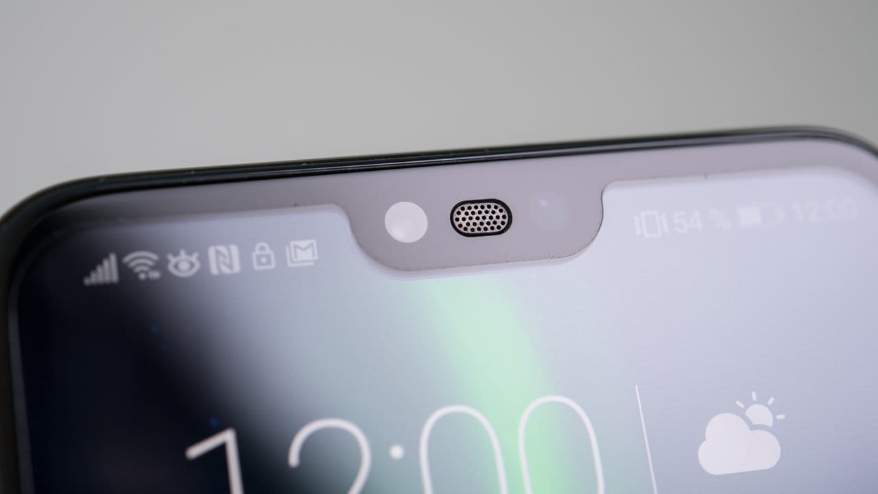 Frontkamera, Sensoren und einer der Lautsprecher des Honor 10 stecken im aktuell modischen "Notch" und ragen ins Display hinein. Frontkamera, Sensoren und einer der Lautsprecher des Honor 10 stecken im aktuell modischen "Notch" und ragen ins Display hinein.
